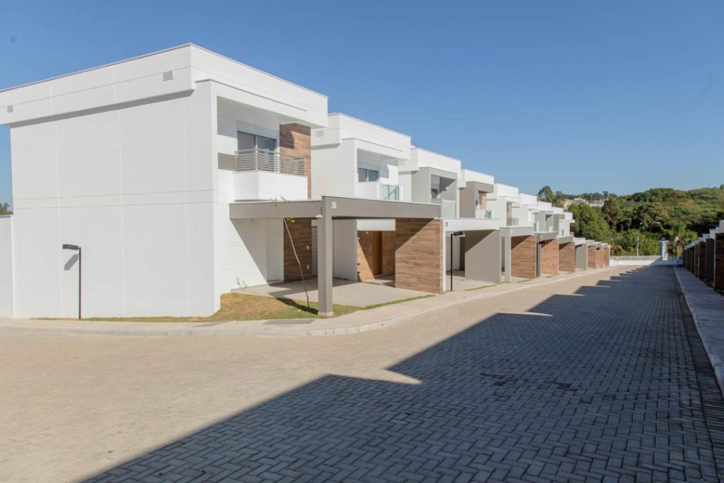 Edifício residencial ou condomínio fechado horizontal: qual a melhor escolha para a sua família?