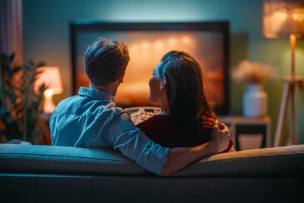 Salas pequenas de TV: dicas para aproveitar o espaço com conforto